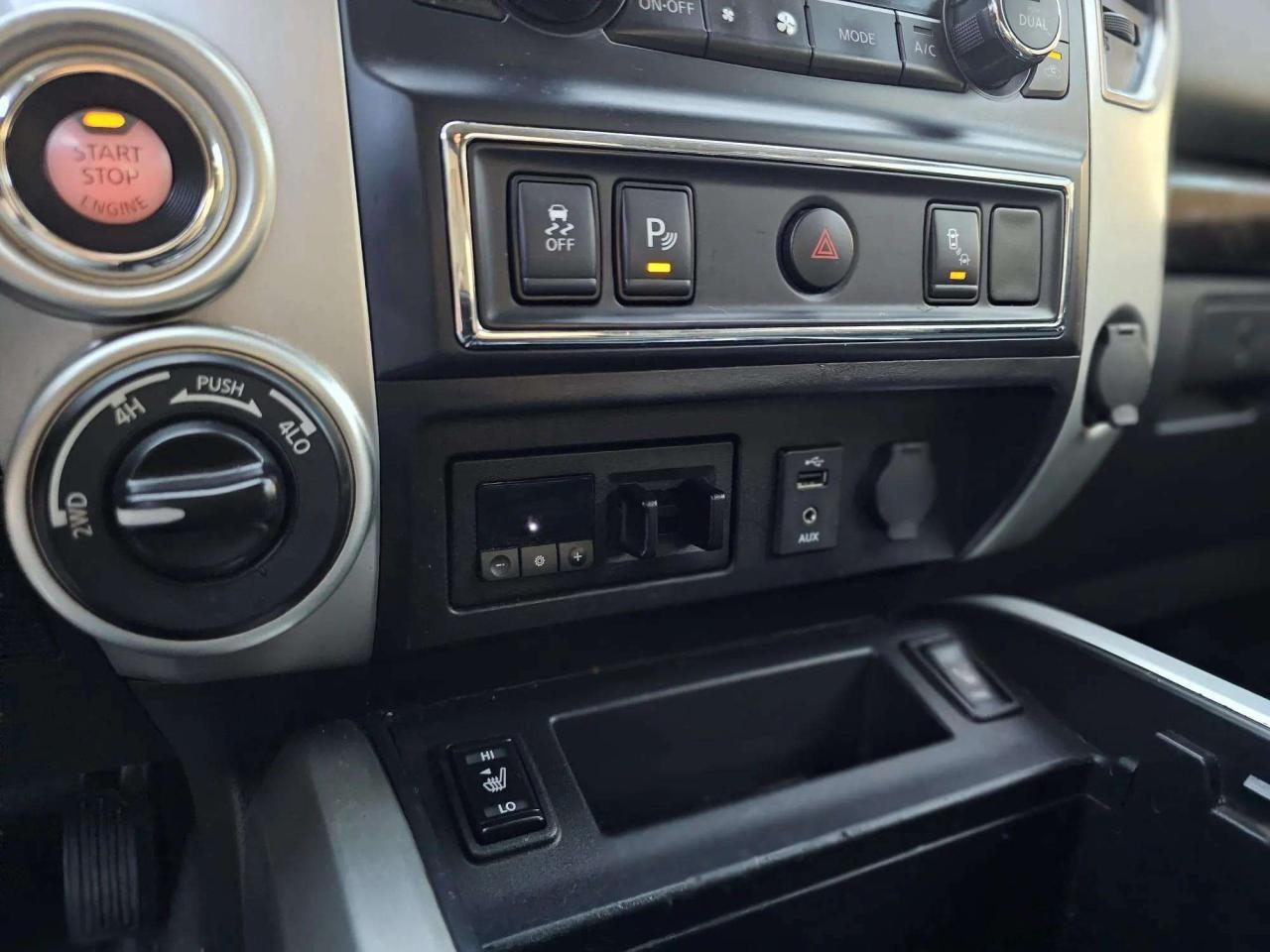 2017 Nissan Titan 4WD Crew Cab SV Gas - Photo #12