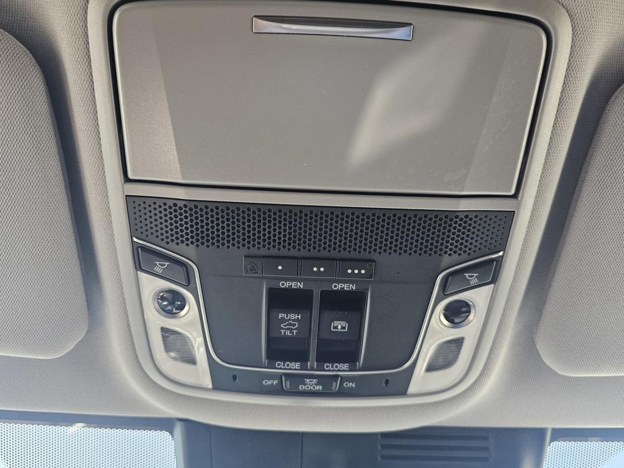 2022 Honda CR-V Touring LOW KMS, 4cyl. Turbo - Photo #18