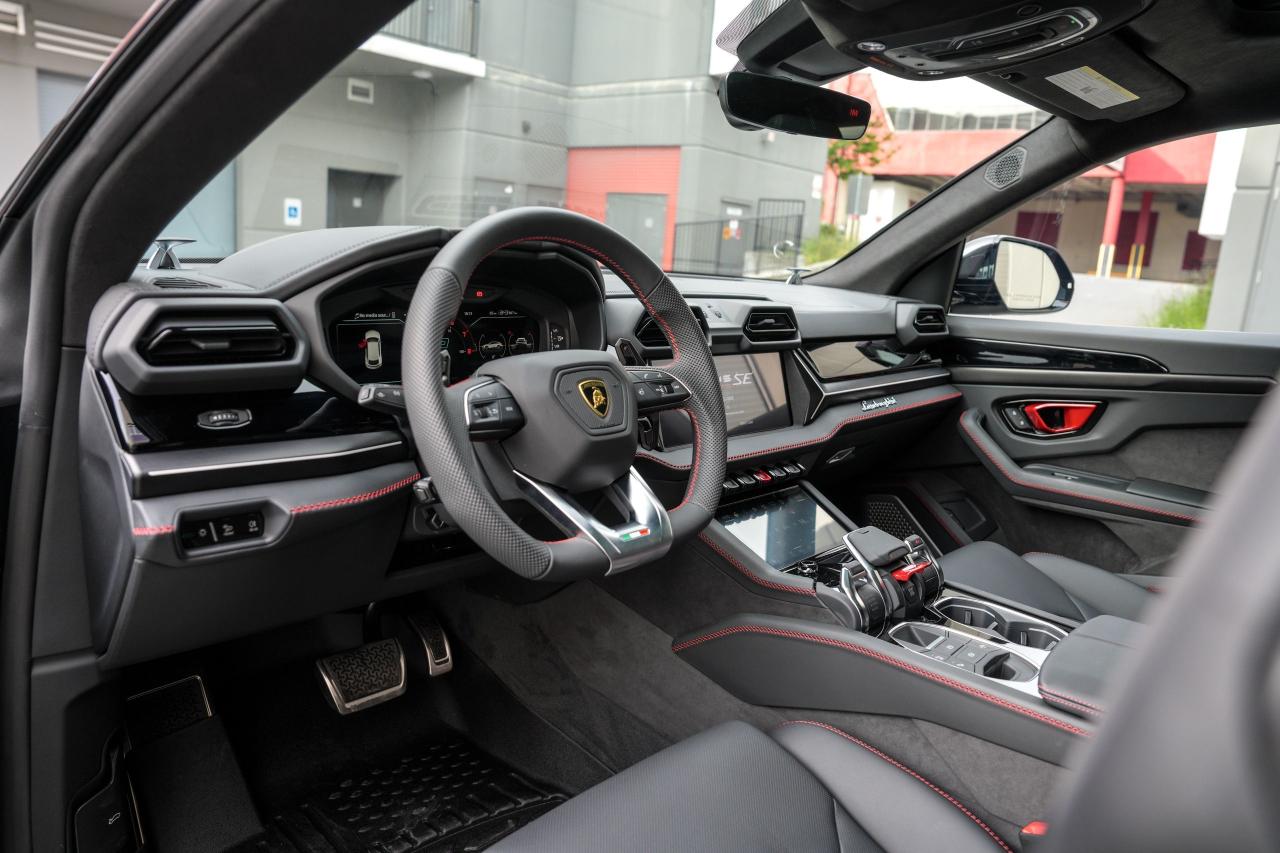 2025 Lamborghini Urus SE - Photo #8