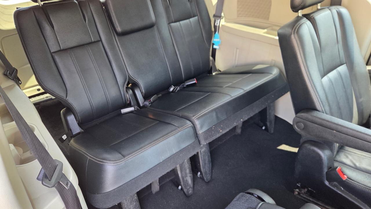 2016 Chrysler Town & Country TOURING - Photo #10