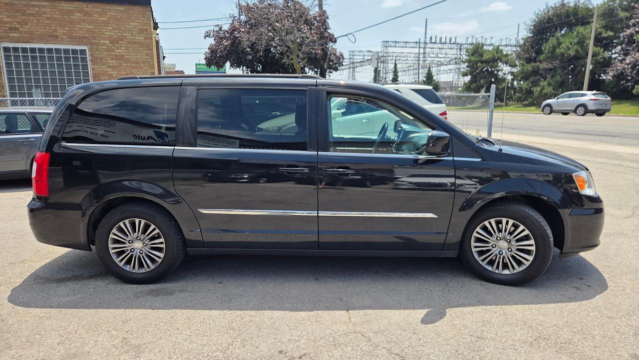 2016 Chrysler Town & Country TOURING - Photo #5
