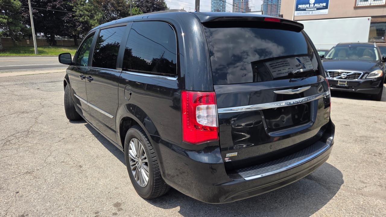 2016 Chrysler Town & Country TOURING - Photo #3