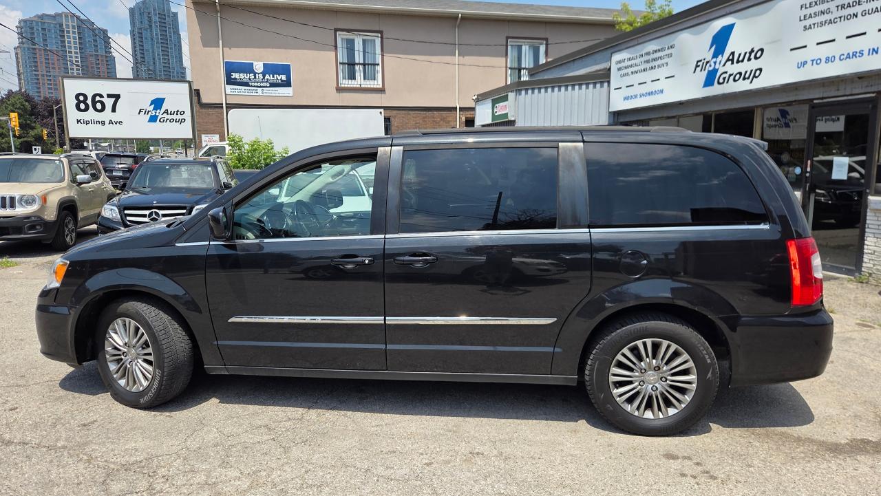 2016 Chrysler Town & Country TOURING - Photo #2