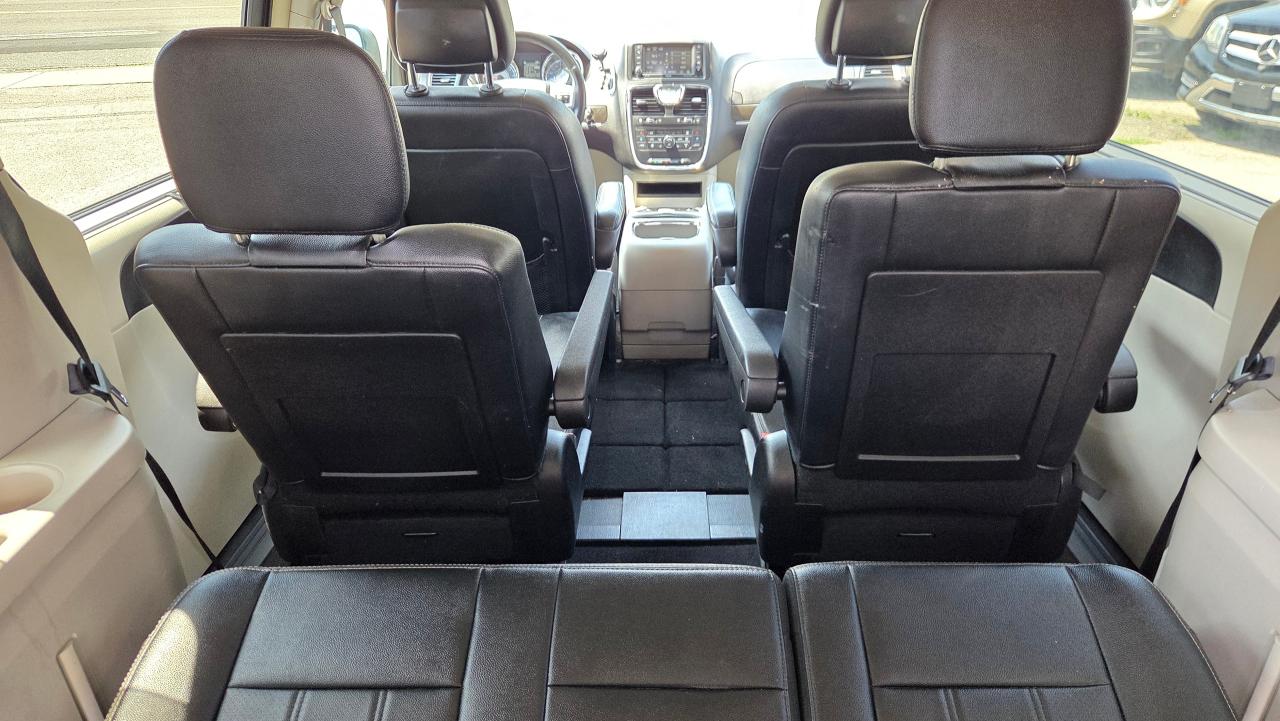 2016 Chrysler Town & Country TOURING - Photo #12
