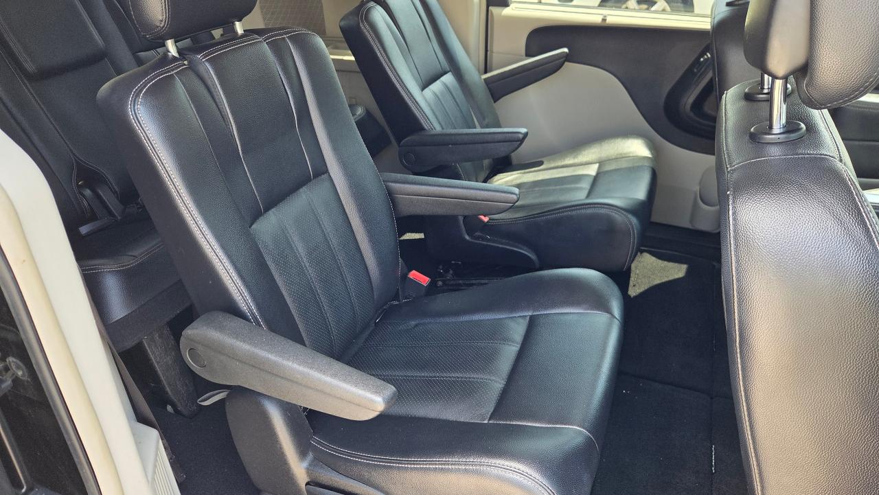2016 Chrysler Town & Country TOURING - Photo #9