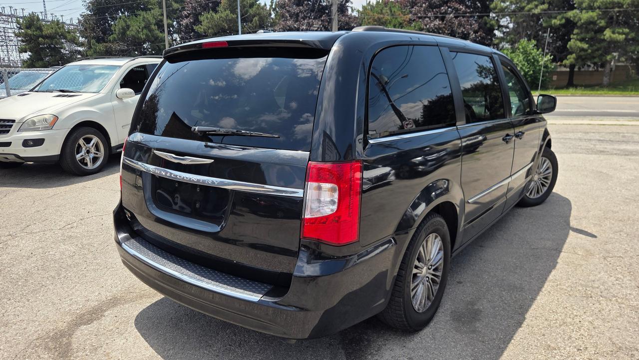 2016 Chrysler Town & Country TOURING - Photo #4