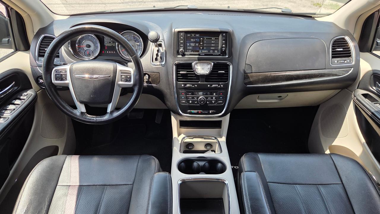 2016 Chrysler Town & Country TOURING - Photo #13