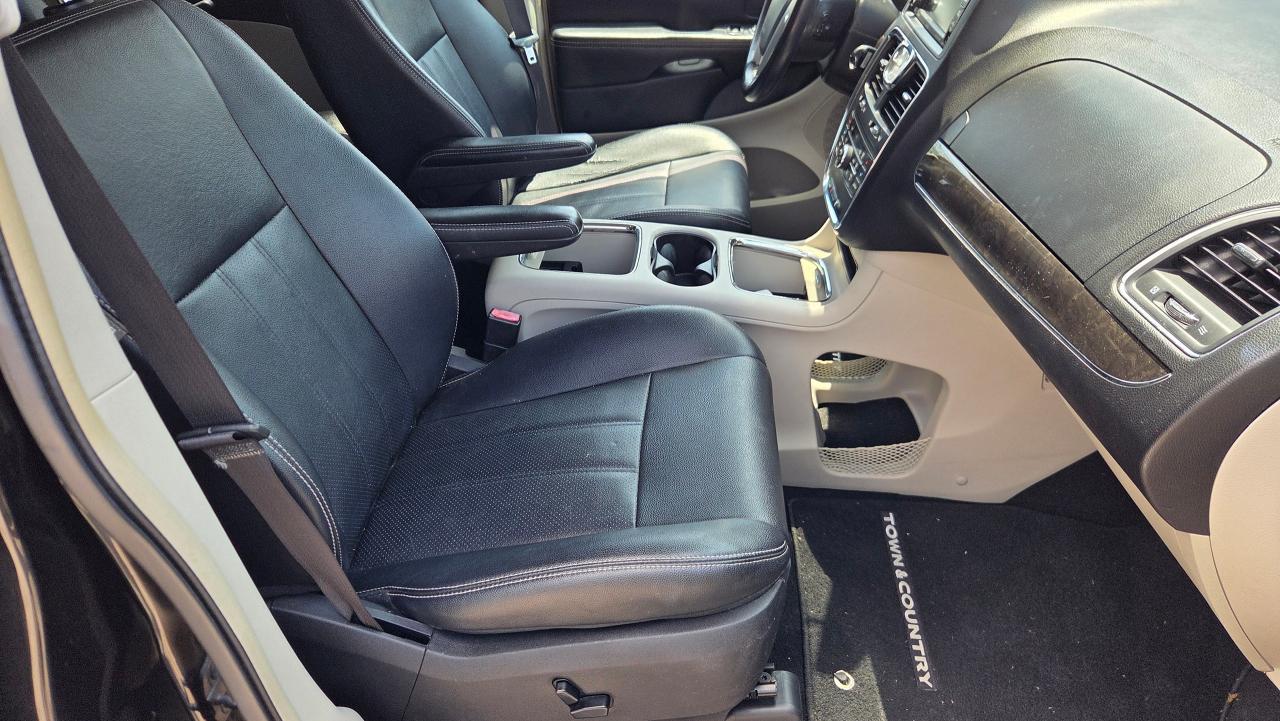 2016 Chrysler Town & Country TOURING - Photo #8
