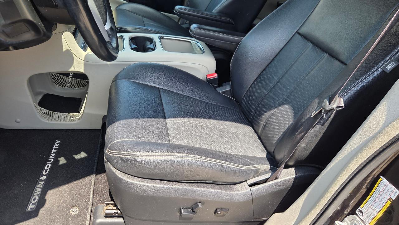 2016 Chrysler Town & Country TOURING - Photo #14