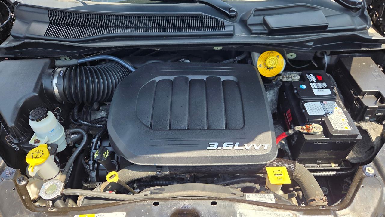 2016 Chrysler Town & Country TOURING - Photo #23