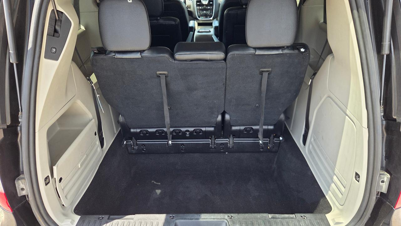 2016 Chrysler Town & Country TOURING - Photo #11