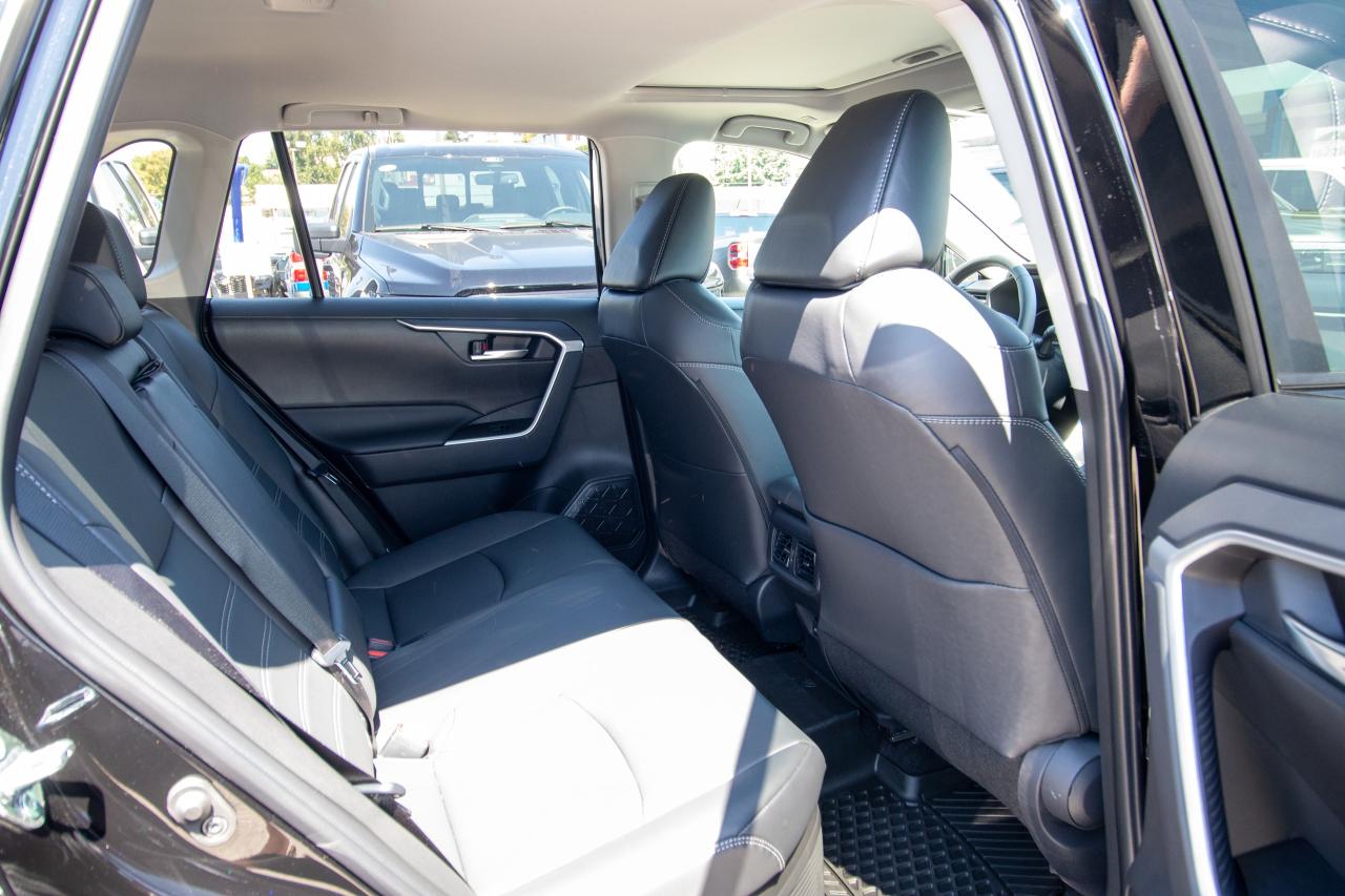 2025 Toyota RAV4 HYBRID XLE AWD Photo5