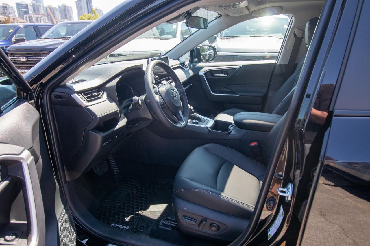 2025 Toyota RAV4 HYBRID XLE AWD Photo5