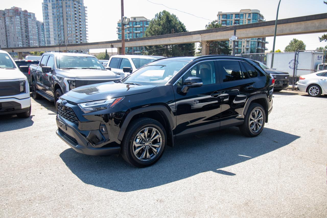 2025 Toyota RAV4 HYBRID XLE AWD Photo2