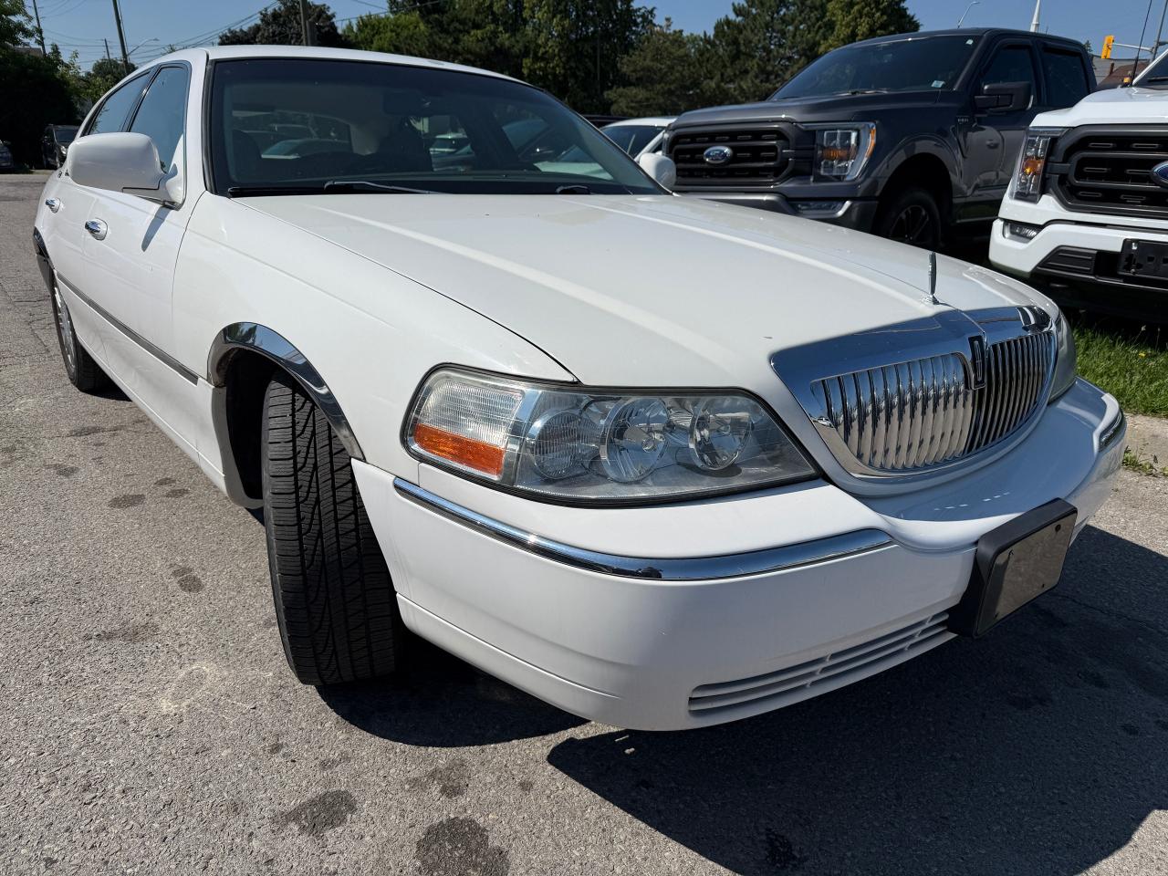 2008 Lincoln Town Car SIGNATURE LIMITED / AUTO / YOU SAFETY YOU SAVE - Photo #4