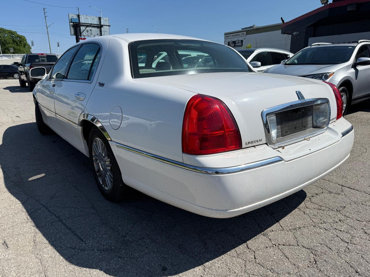 2008 Lincoln Town Car SIGNATURE LIMITED / AUTO / YOU SAFETY YOU SAVE - Photo #2