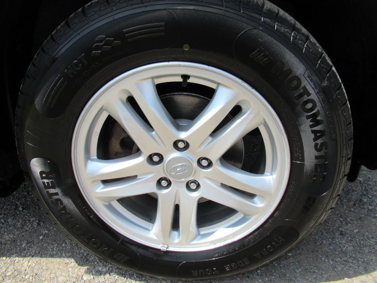2012 Hyundai Santa Fe GL - Photo #5