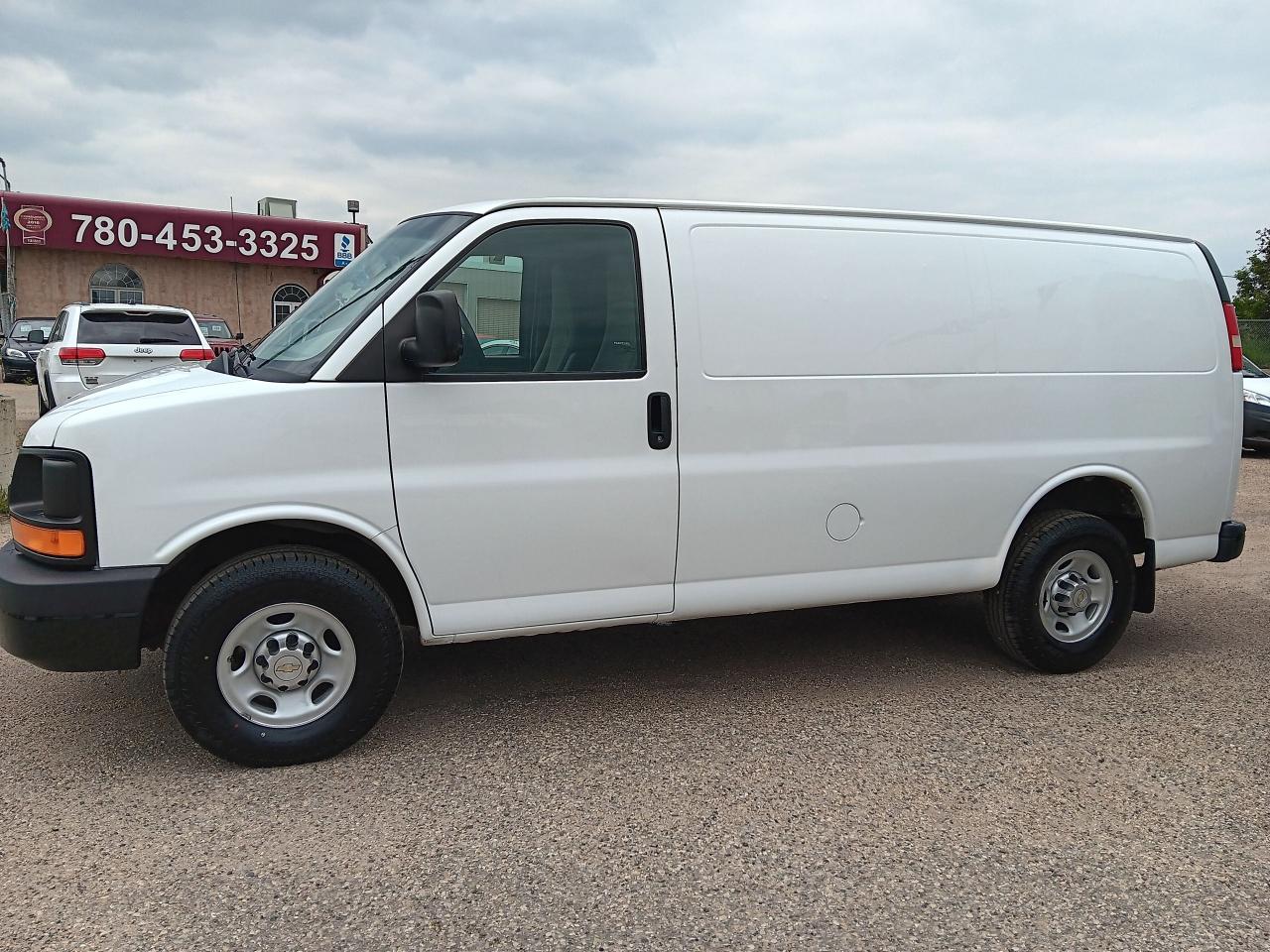 2012 Chevrolet Express Cargo Van 2500, Automatic, tow package - Photo #4
