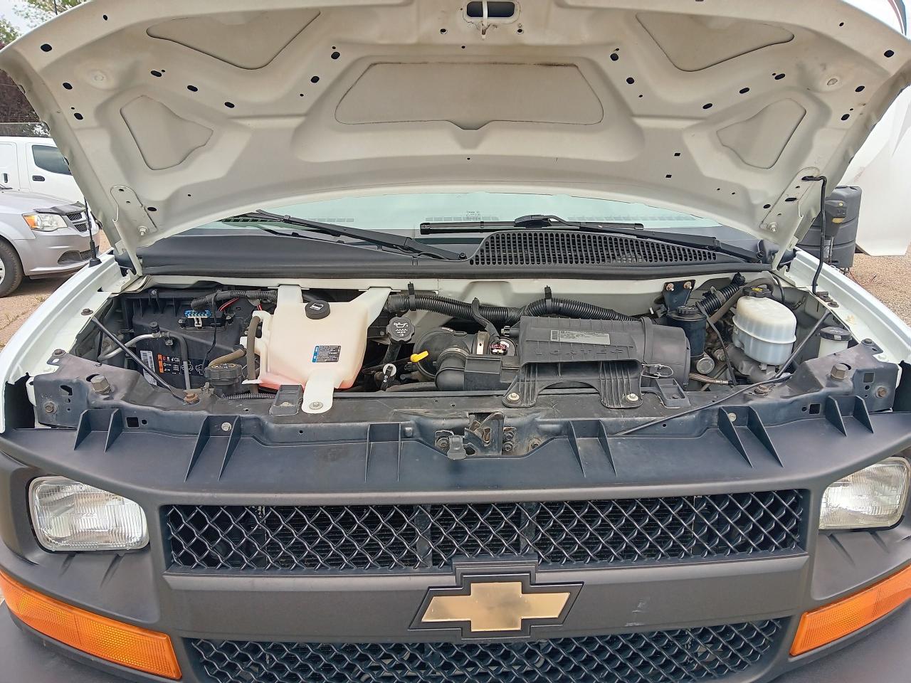 2012 Chevrolet Express Cargo Van 2500, Automatic, tow package - Photo #5