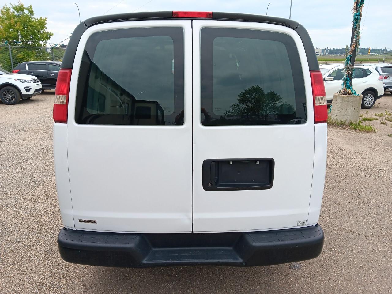 2012 Chevrolet Express Cargo Van 2500, Automatic, tow package - Photo #6