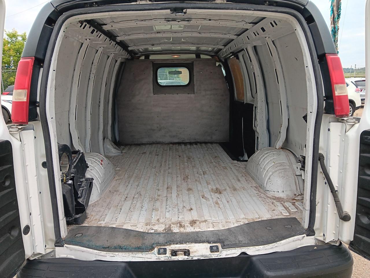 2012 Chevrolet Express Cargo Van 2500, Automatic, tow package - Photo #7