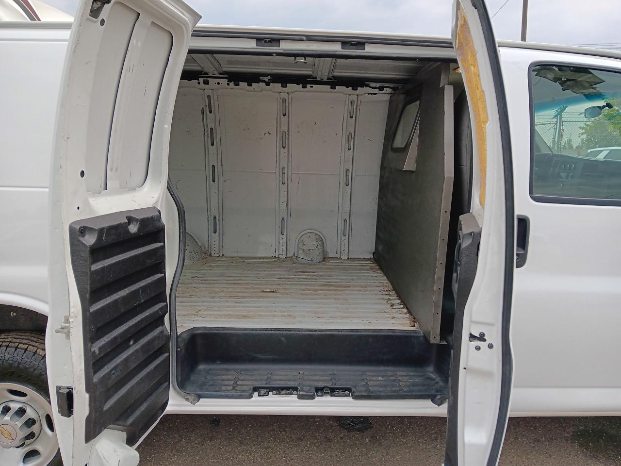 2012 Chevrolet Express Cargo Van 2500, Automatic, tow package - Photo #16