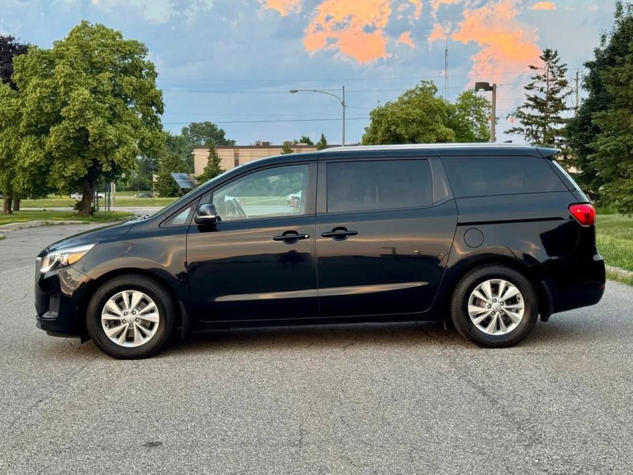 2017 Kia Sedona L - Photo #6