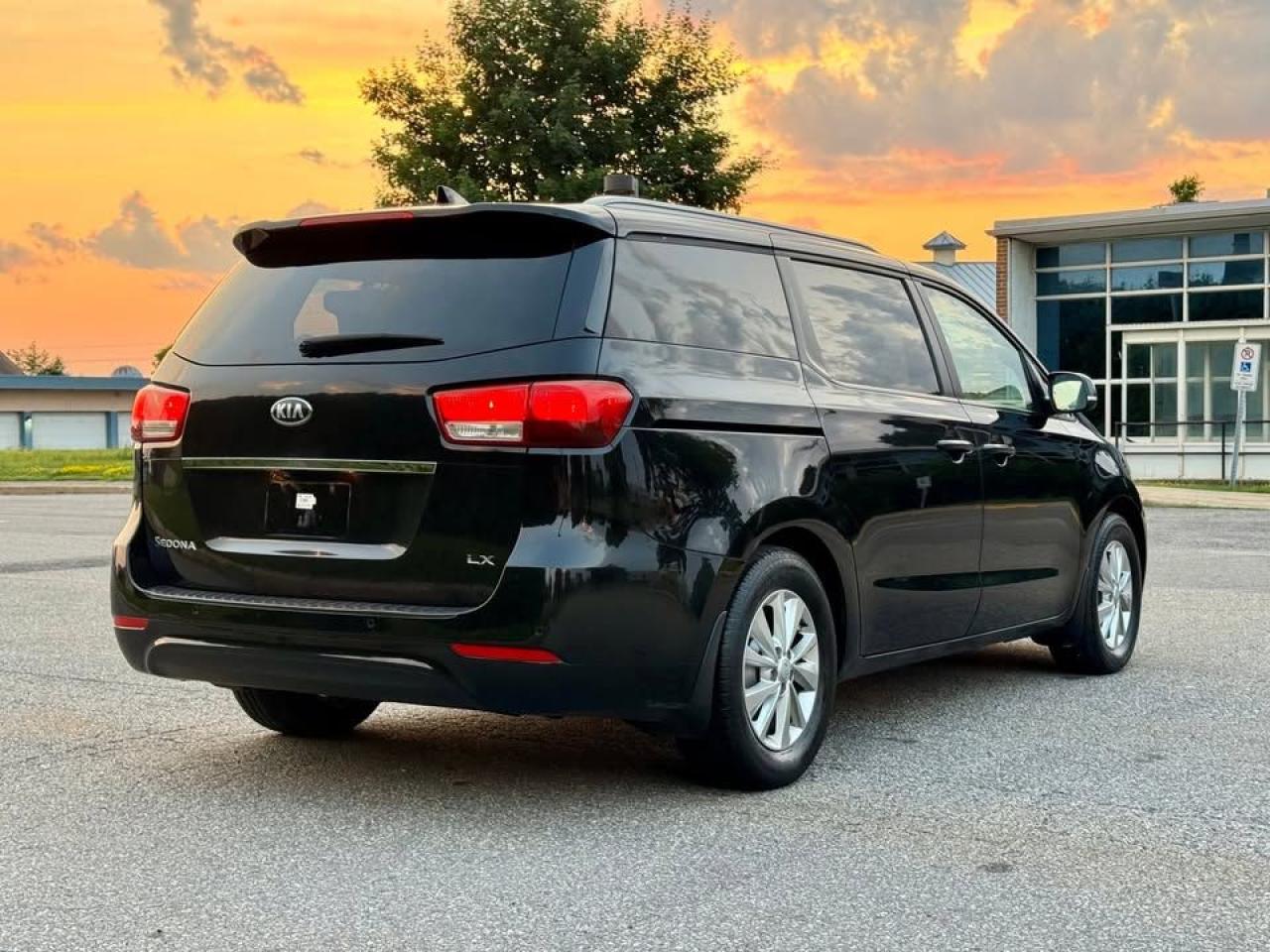 2017 Kia Sedona L - Photo #11