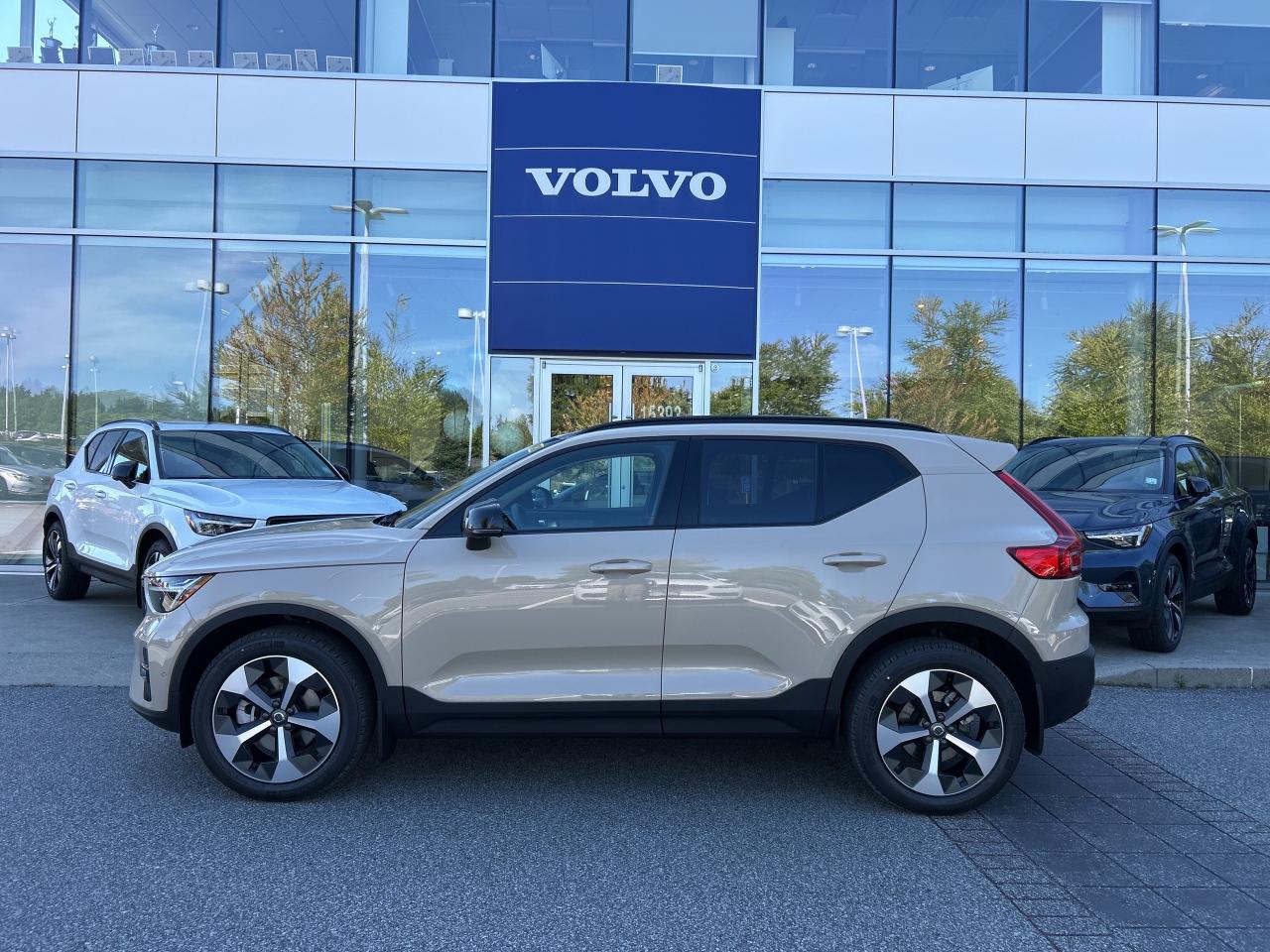 New 2025 Volvo XC40 B5 AWD Plus Dark Theme for sale in Surrey, BC