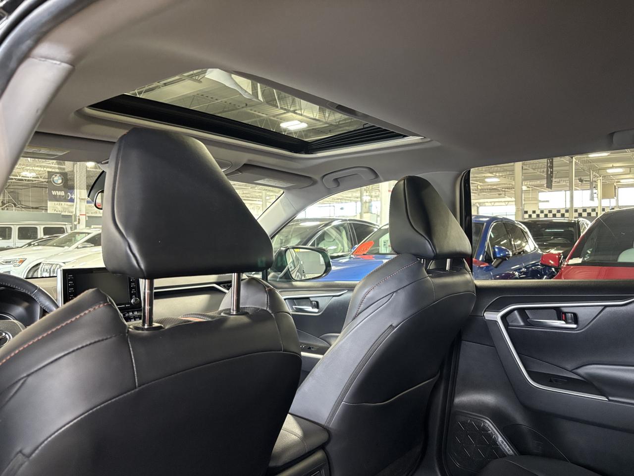 2019 Toyota RAV4 Trail AWD|LEATHER|SUNROOF|ALLOYS|ROOFRACK|CARPLAY| - Photo #9
