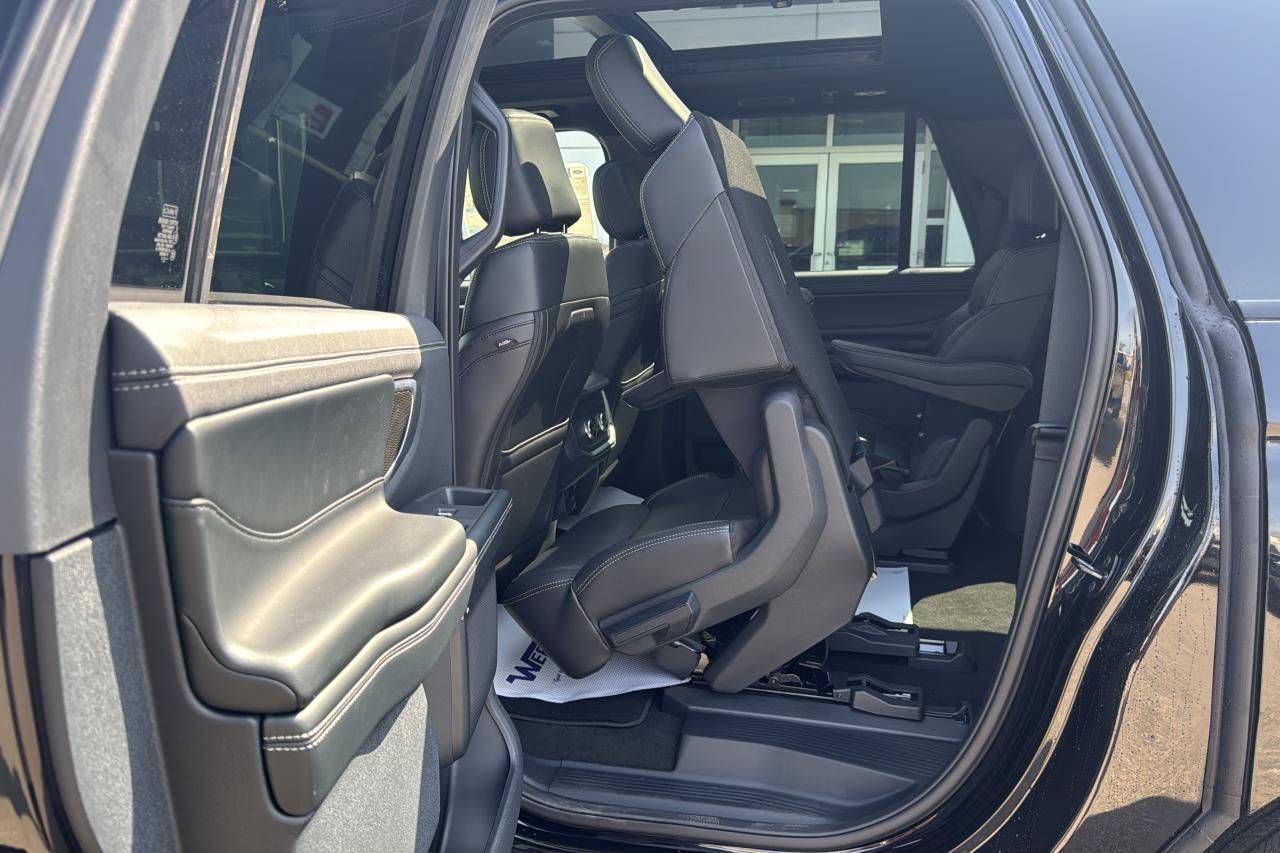 2025 Ford Expedition Platinum Max Photo5