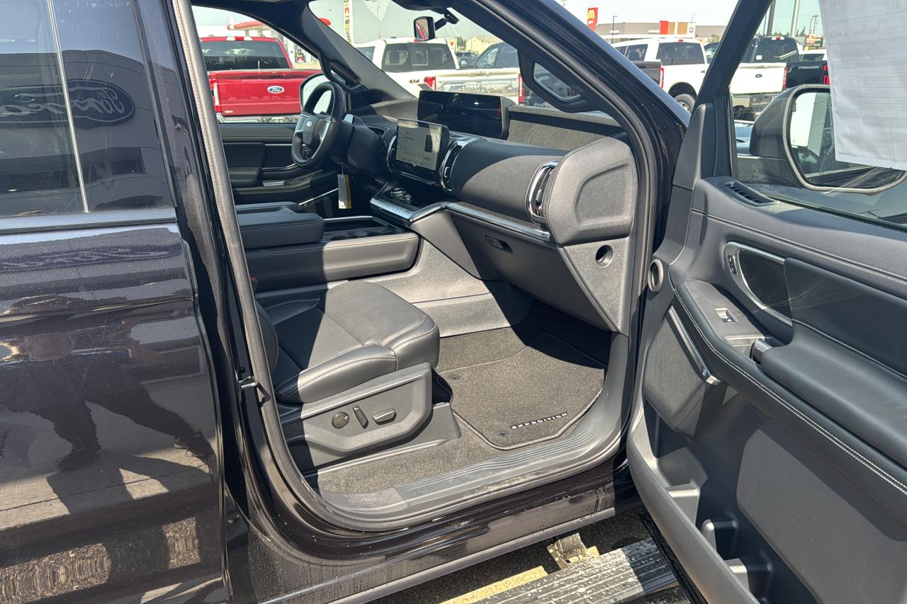 2025 Ford Expedition Platinum Max Photo5