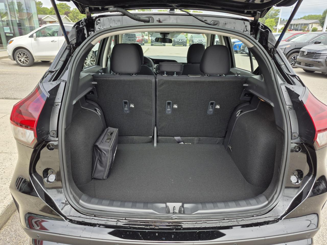 2025 Nissan Kicks Play SV FWD Photo14