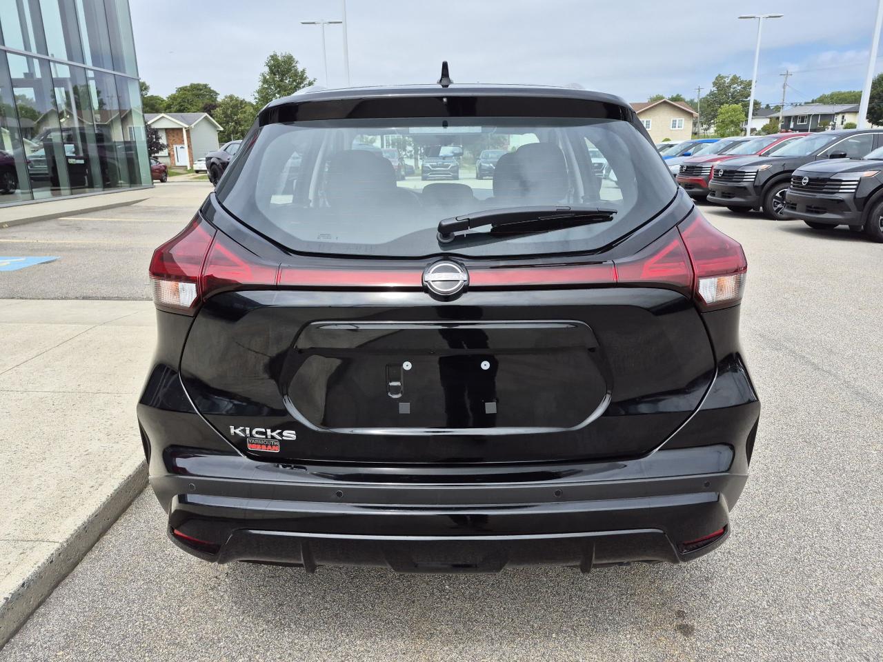 2025 Nissan Kicks Play SV FWD Photo4