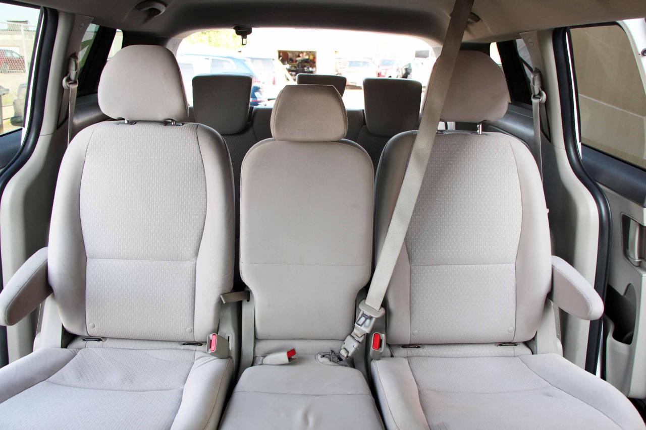 2017 Kia Sedona LX - Photo #13