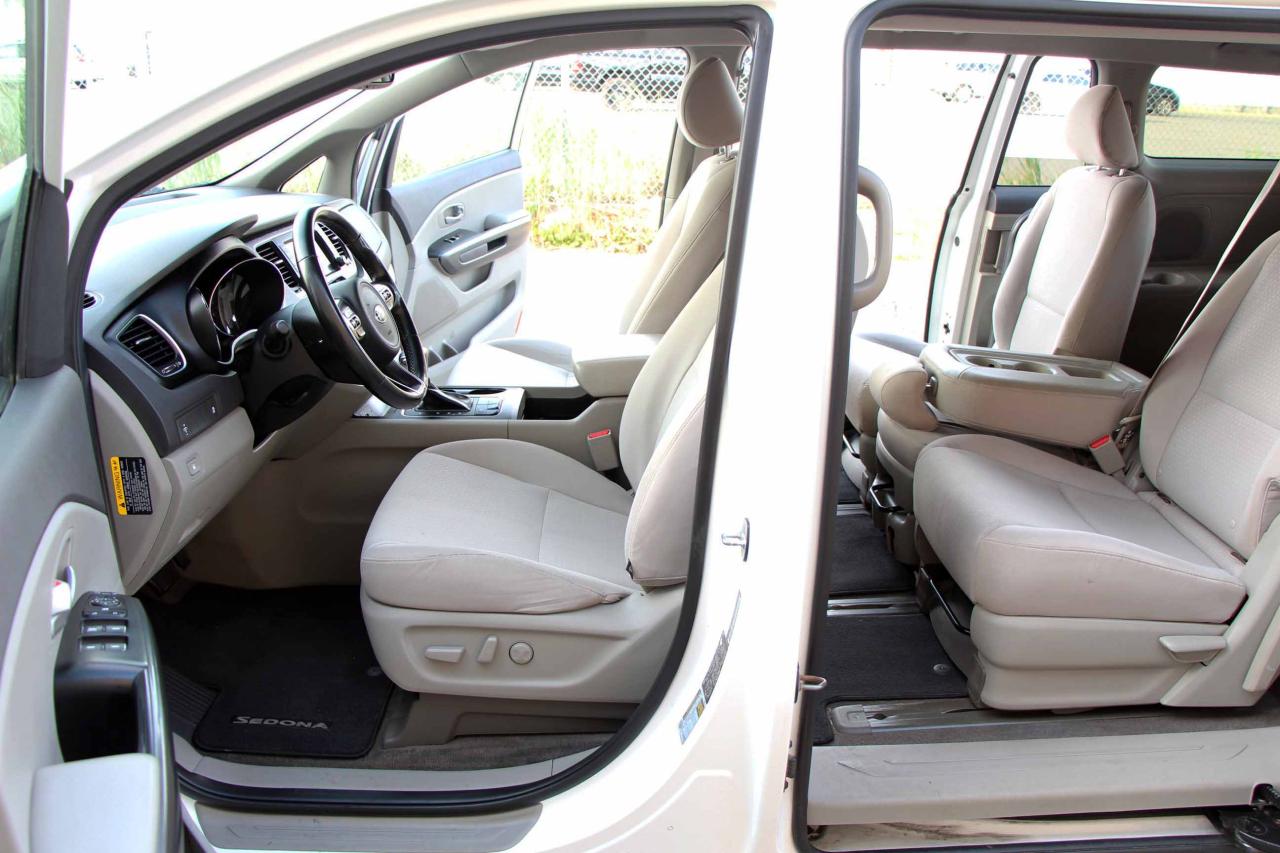 2017 Kia Sedona LX - Photo #24
