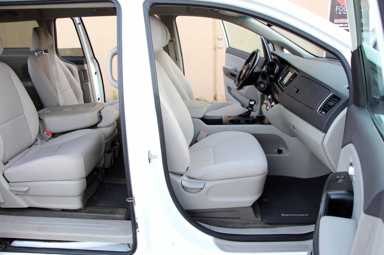 2017 Kia Sedona LX - Photo #22
