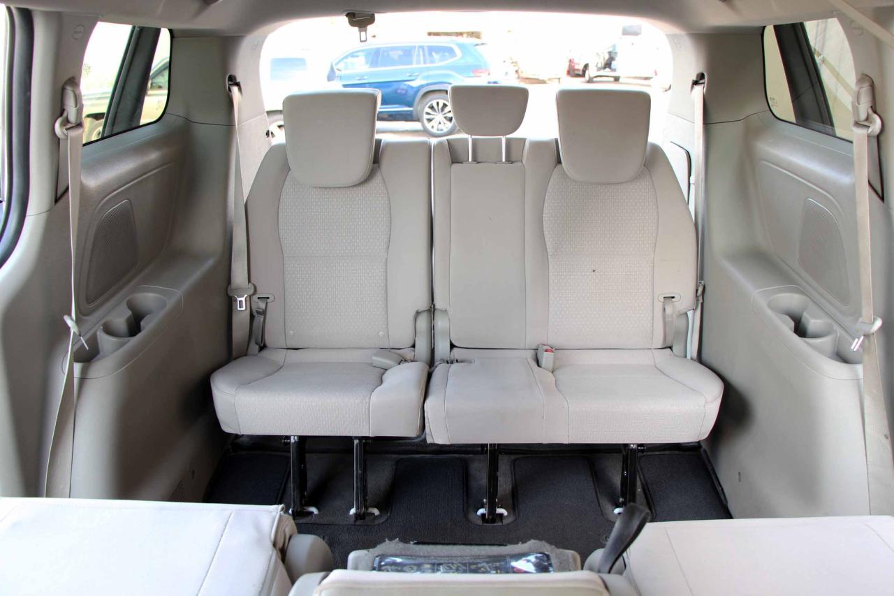 2017 Kia Sedona LX - Photo #12