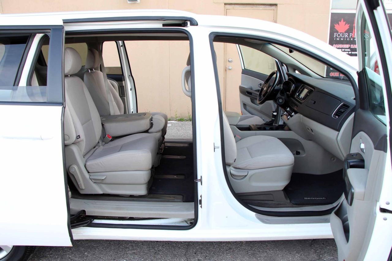 2017 Kia Sedona LX - Photo #16