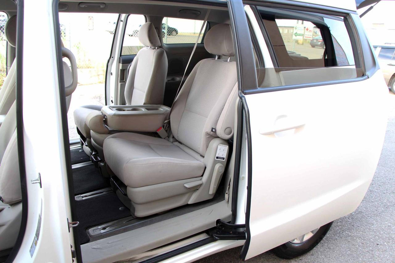 2017 Kia Sedona LX - Photo #18