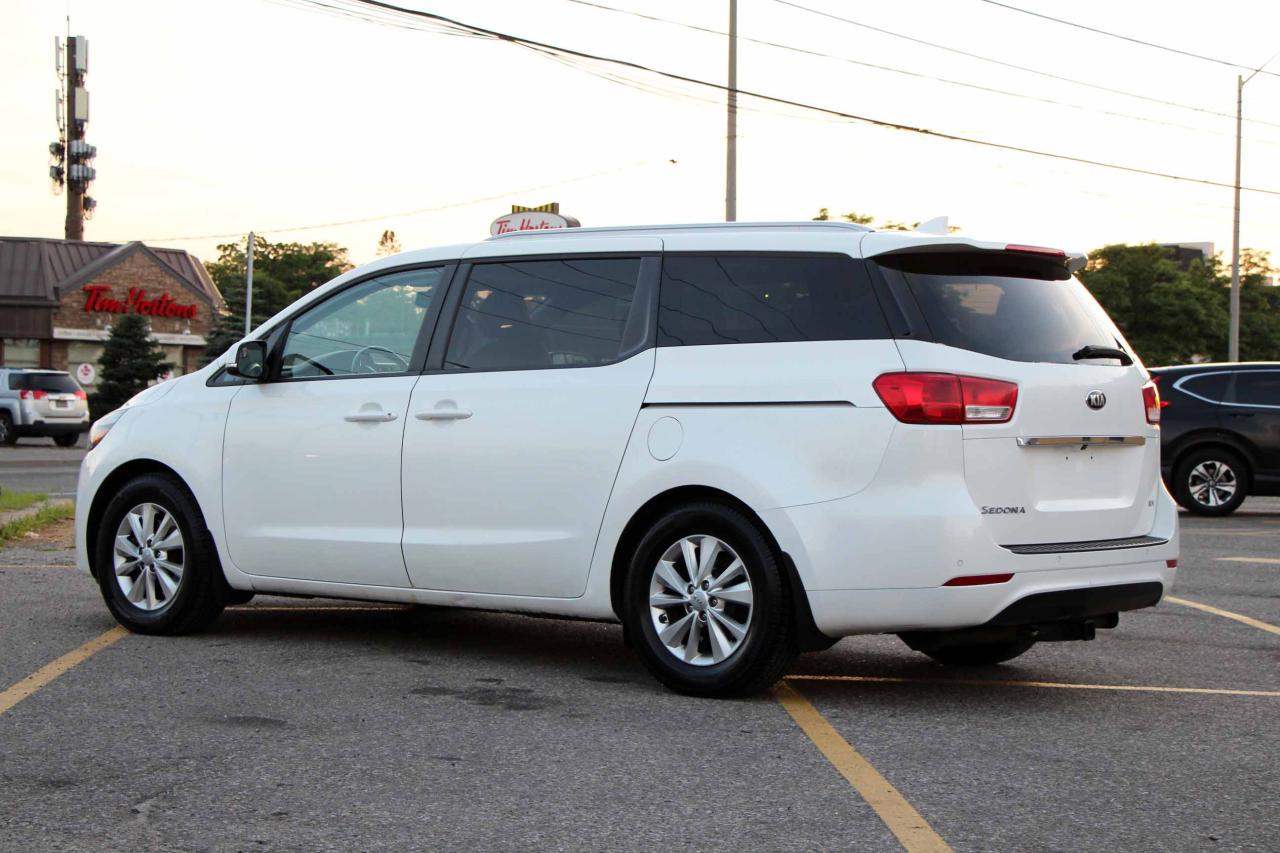 2017 Kia Sedona LX - Photo #5