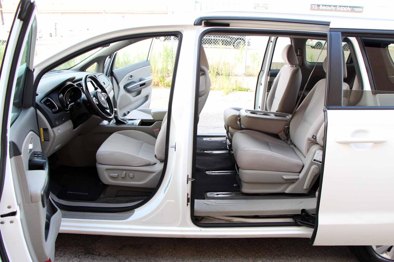 2017 Kia Sedona LX - Photo #15