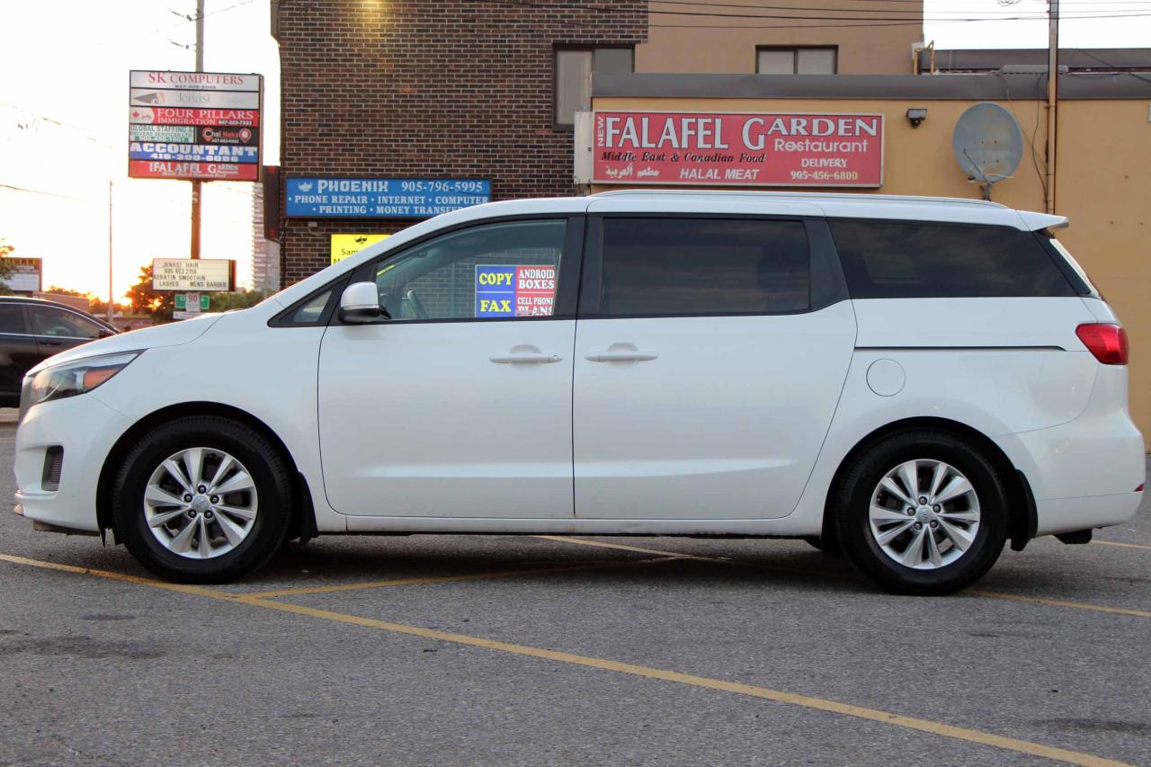 2017 Kia Sedona LX - Photo #4