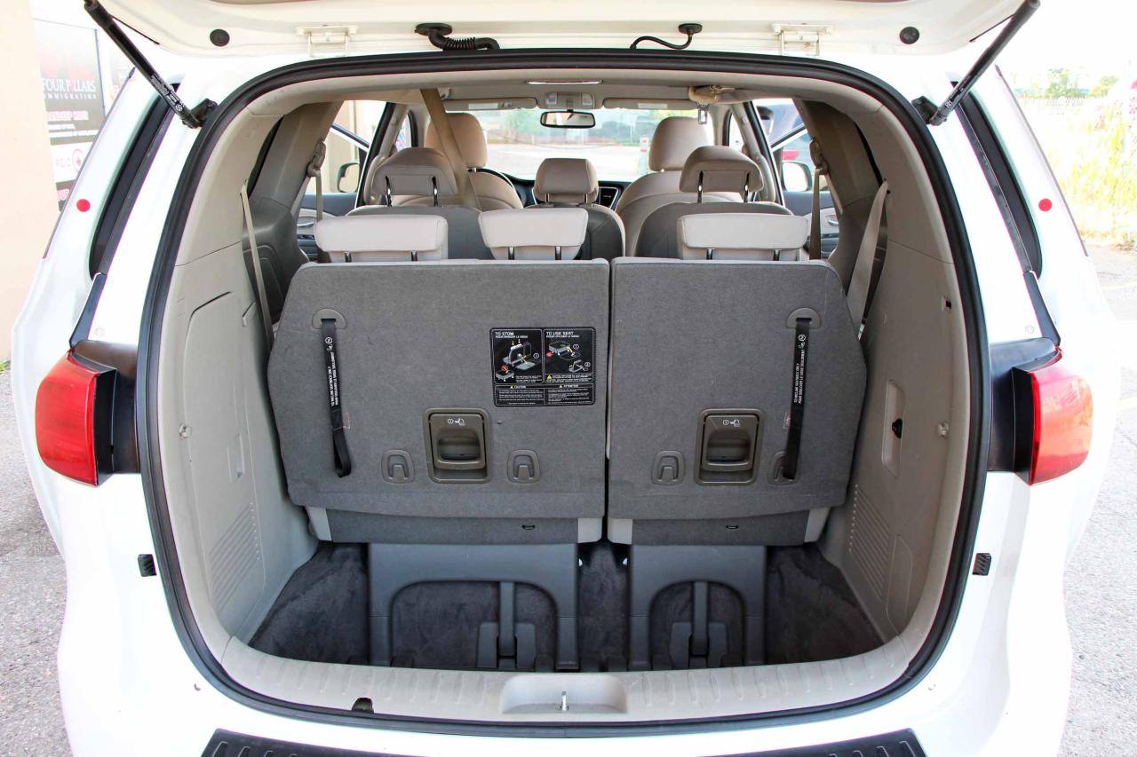 2017 Kia Sedona LX - Photo #9