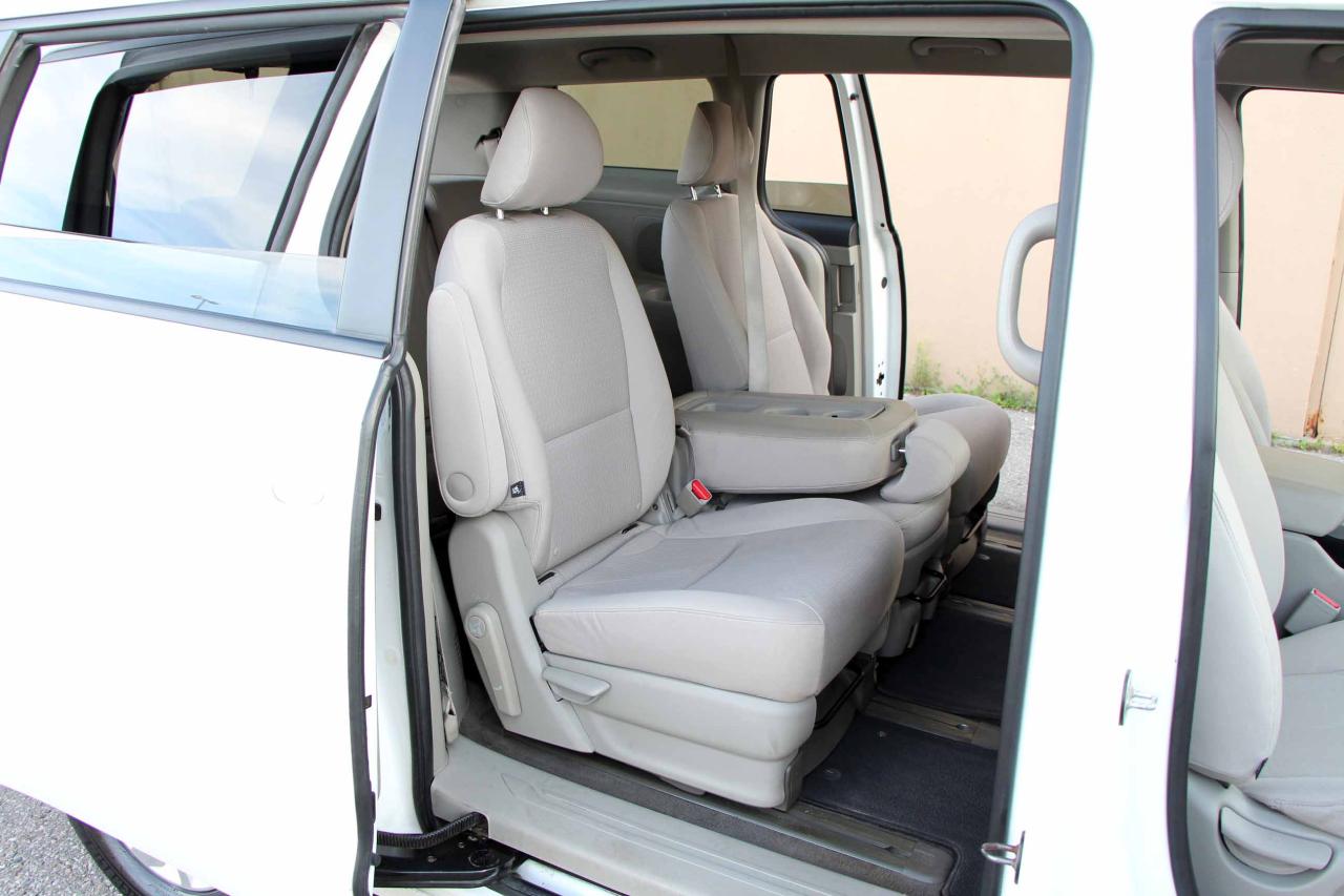 2017 Kia Sedona LX - Photo #17