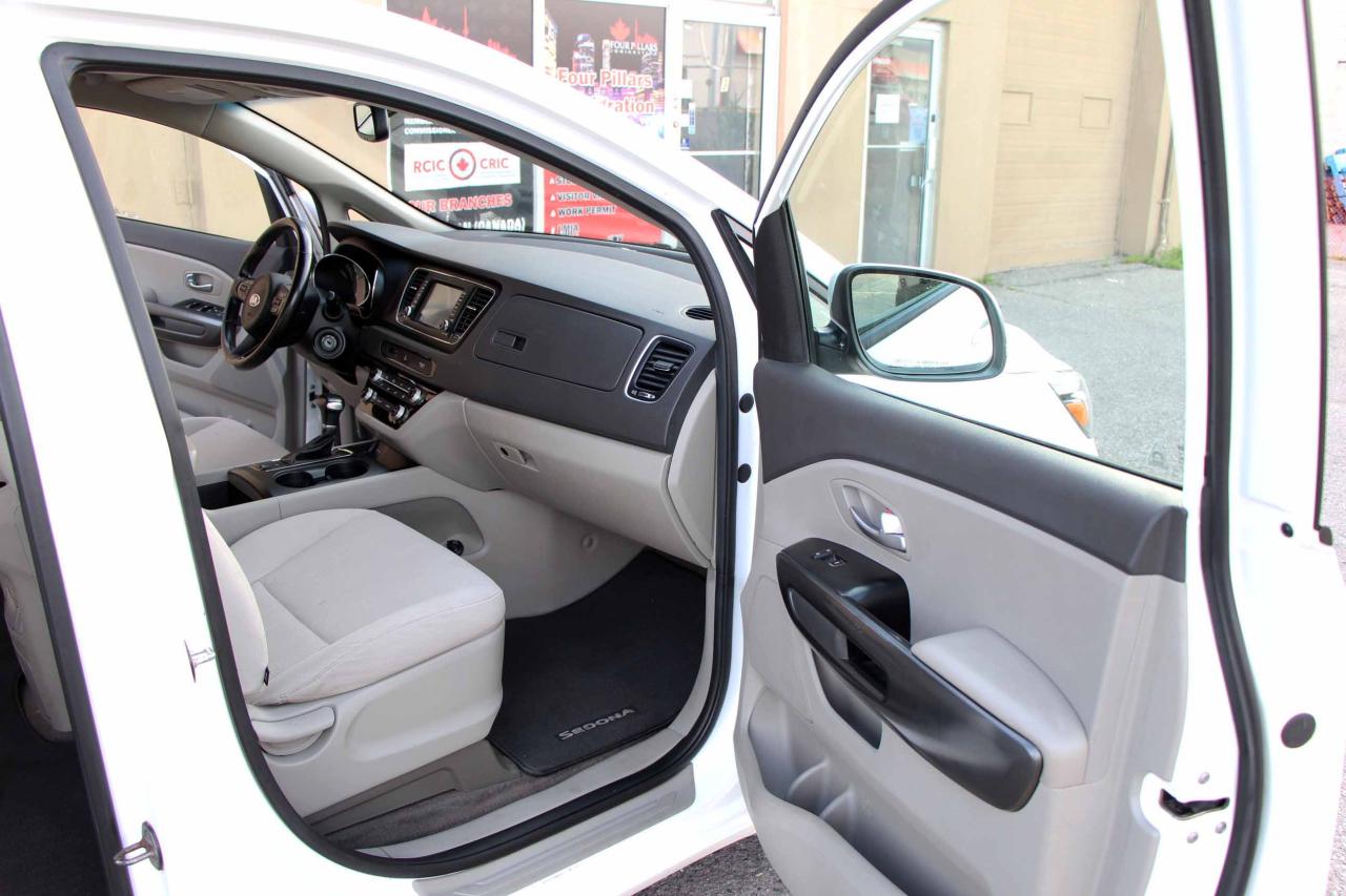 2017 Kia Sedona LX - Photo #21