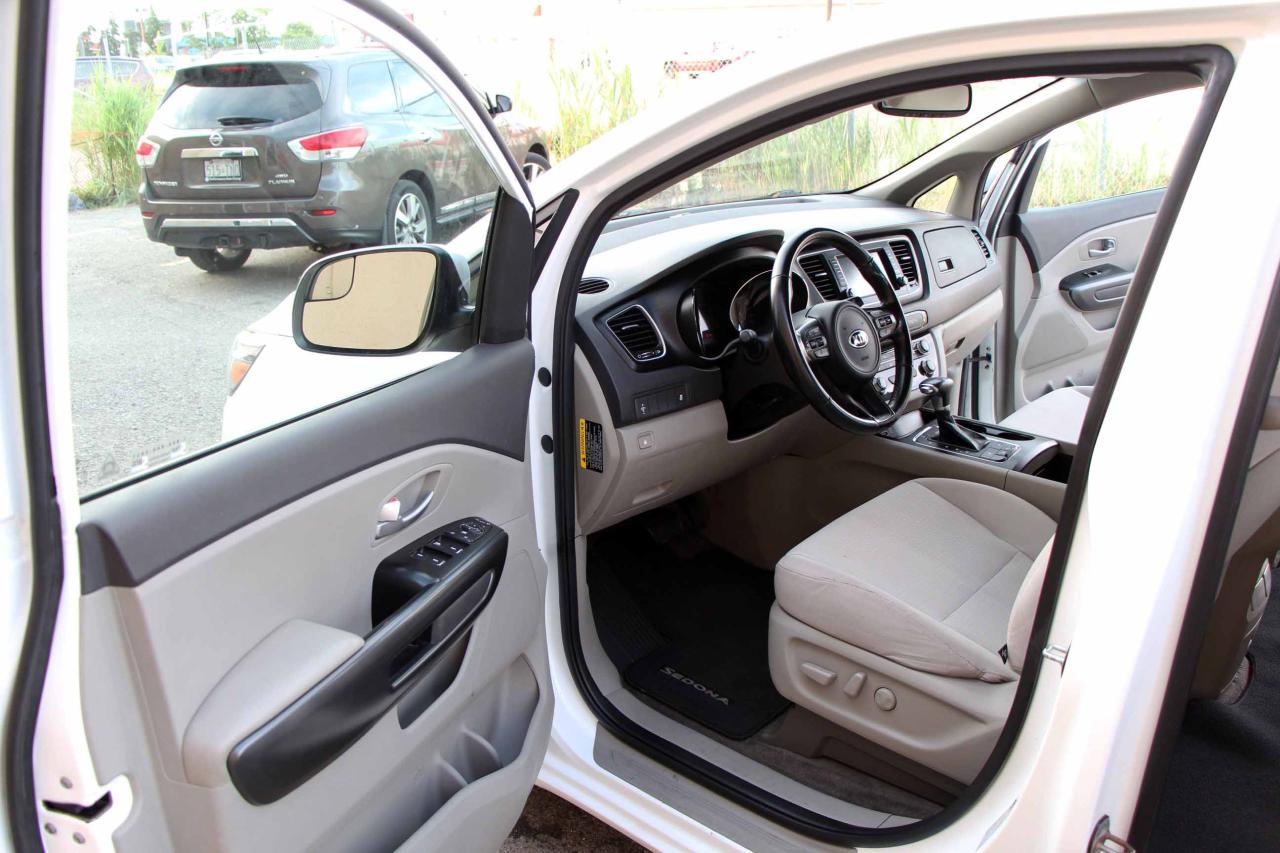 2017 Kia Sedona LX - Photo #23