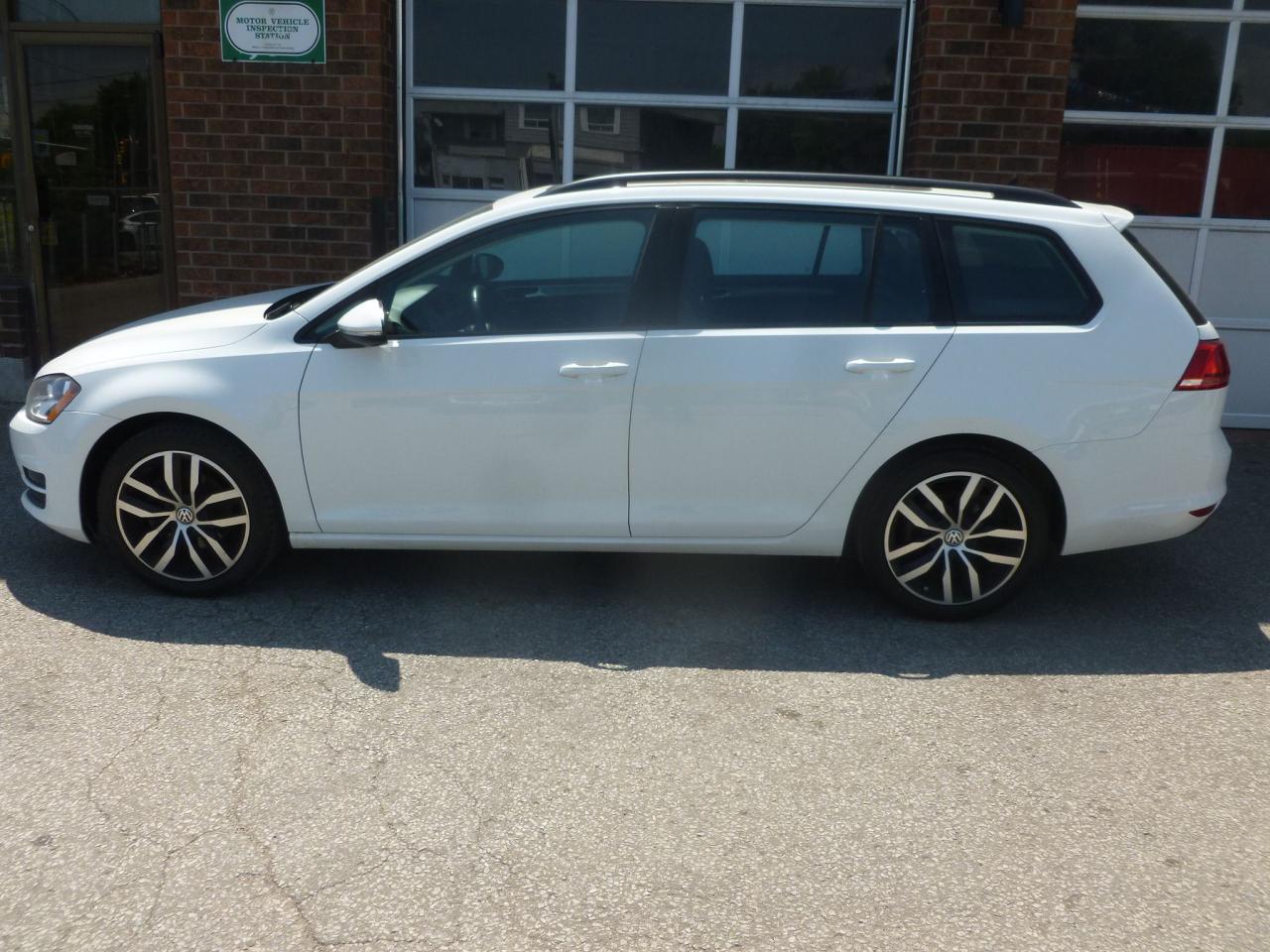 2017 Volkswagen Golf SportWagen Trendline Photo2