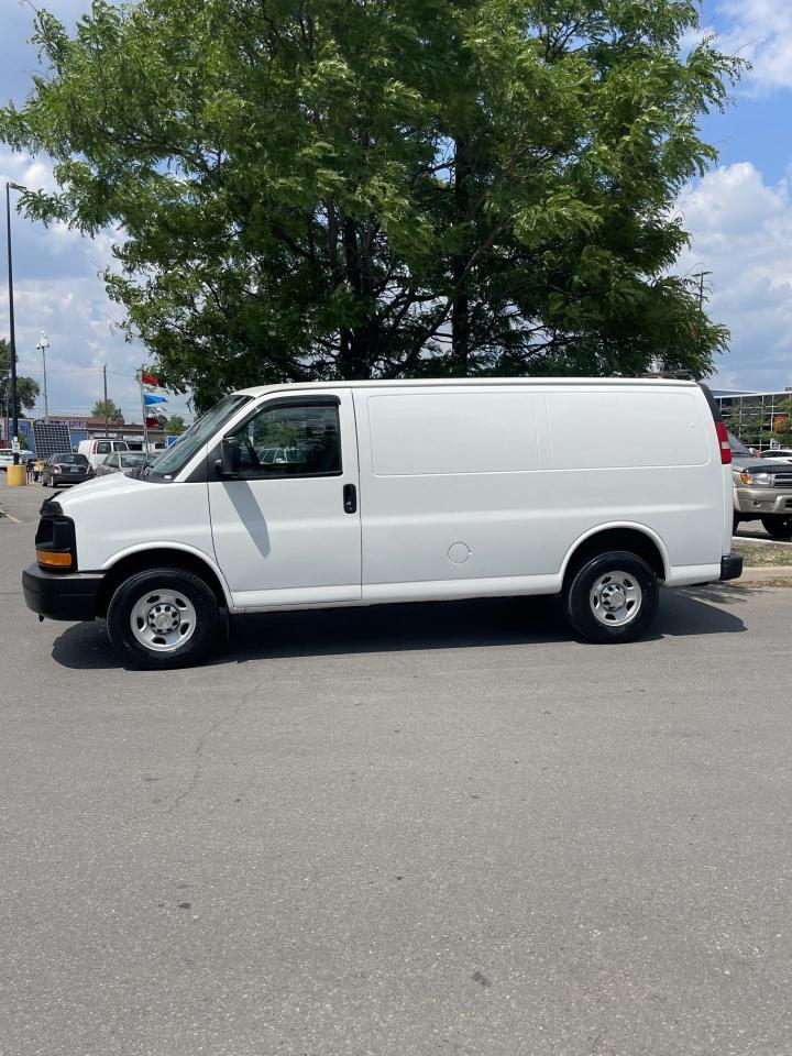 2011 Chevrolet Express Cargo Van HEAVY DUTY 1 TON  ONLY 185,000 KMS - Photo #2