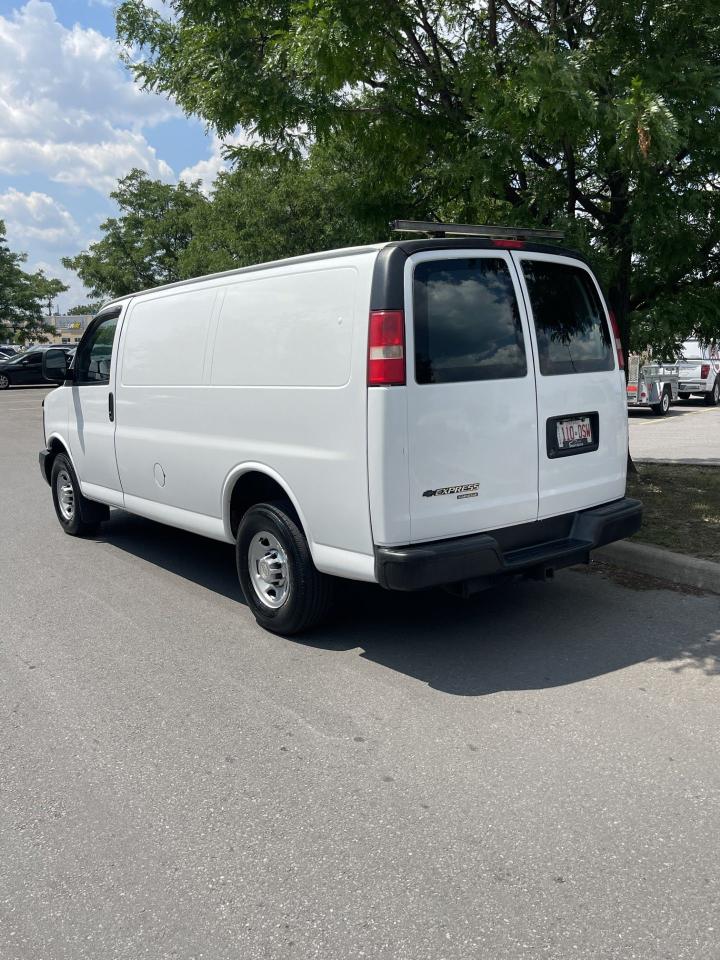 2011 Chevrolet Express Cargo Van HEAVY DUTY 1 TON  ONLY 185,000 KMS - Photo #3